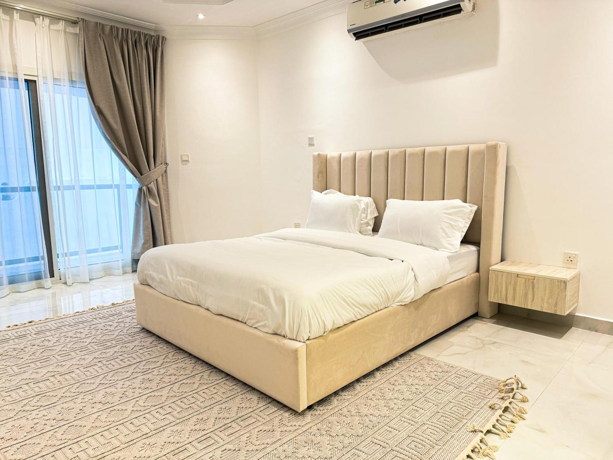 Beautiful Private With Pool Villa Dubai