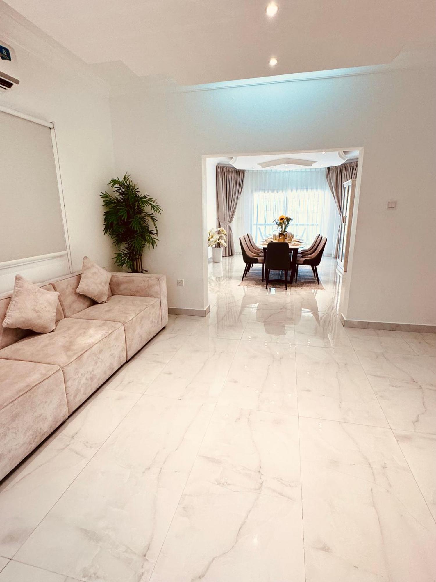 Beautiful Private With Pool Villa Dubai