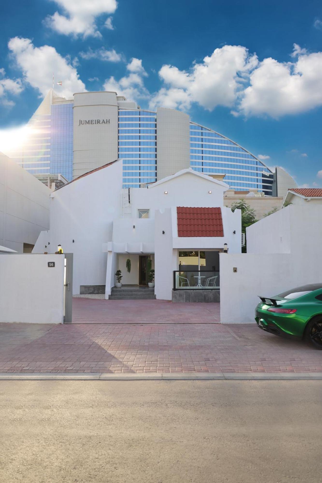 Beautiful Private With Pool Villa Dubai